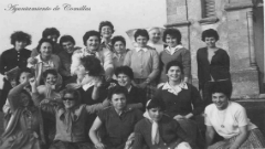 Grupo de mujeres con monja (hacia 1950)